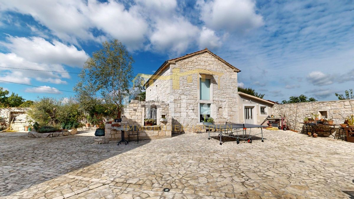 Splendida tenuta con due case in pietra e piscina